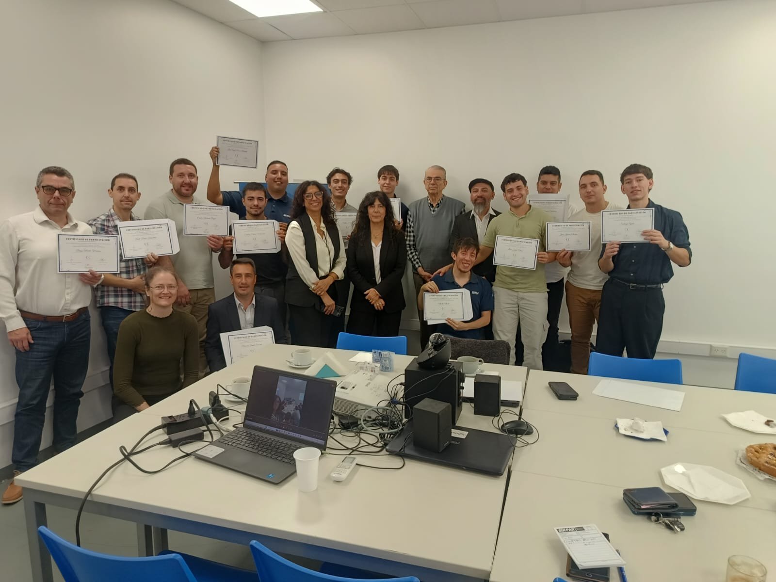 Participantes del curso con sus certificados